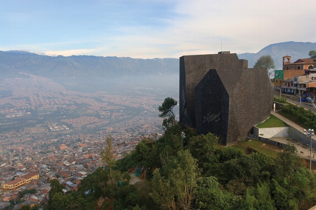 A Biblioteca España, no alto do bairro mais perigoso da cidade (Foto: Prefeitura de Medellín)