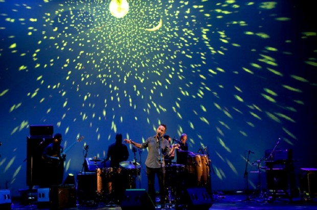 O músico urguaio Jorge Drexler, em show em São Paulo (Foto: Ernesto Rodrigues/Folhapress)