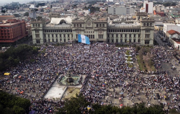 Milhares vão às ruas na Guatemala (Foto: AFP)