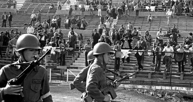 Soldados vigiam presos no estádio Nacional, em 1973 (Foto: Arquivo)