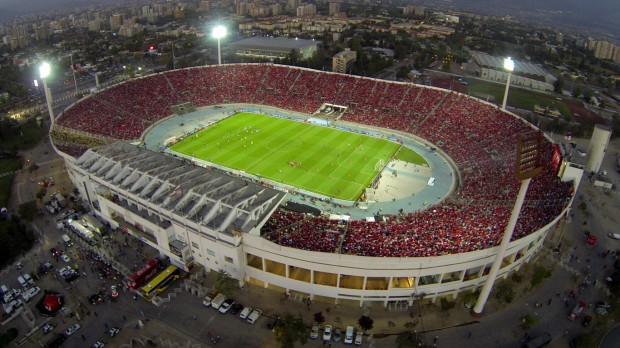 O Estádio Nacional, em noite de jogo (Foto AP)