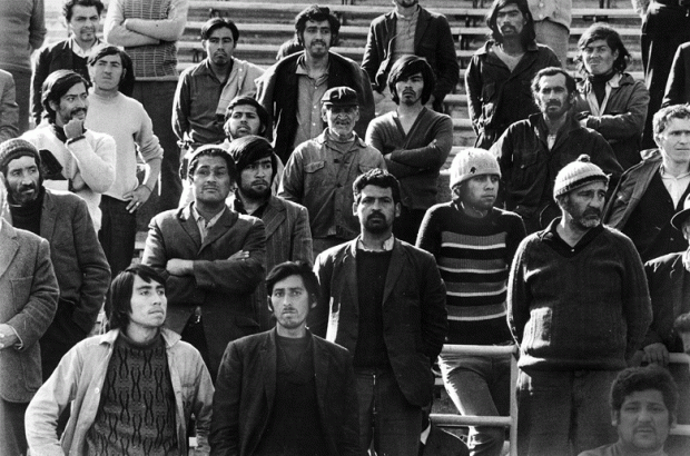 Prisioneiros no Estádio Nacional, no Chile, quando servia de campo de concentração, em 1973