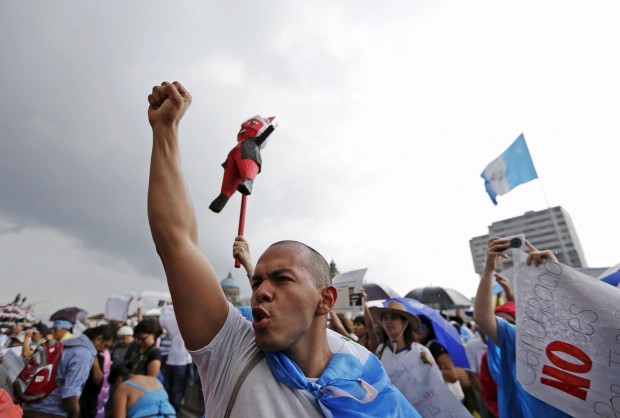 Manifestante protesta na Guatemala (Foto Reuters)