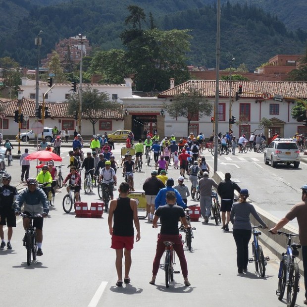 Rua do centro de Bogotá, fechada para lazer aos domingos (Foto El Tiempo)