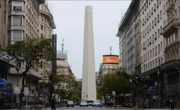 O Obelisco da avenida 9 de Julio, em Buenos Aires, sem a ponta (Foto Clarín)