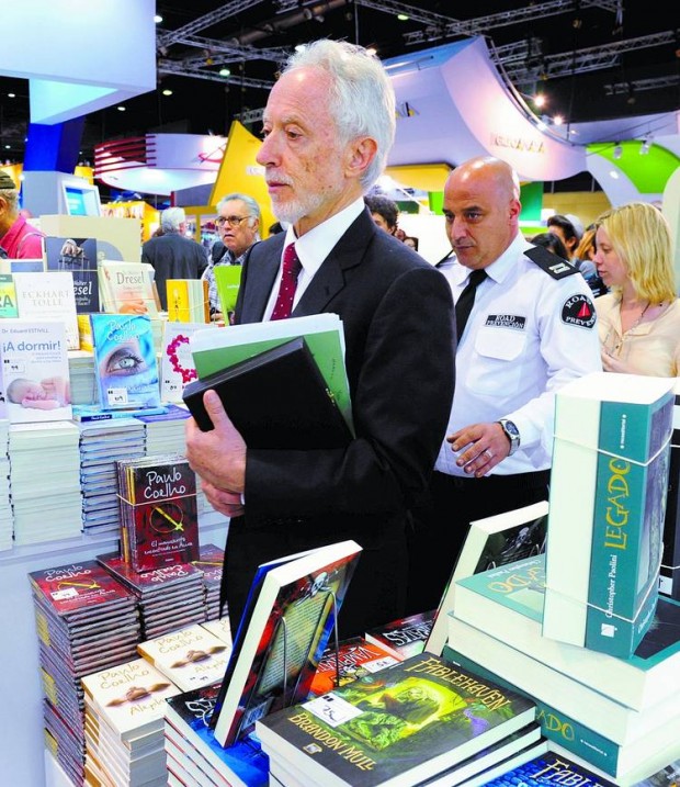 Coetzee caminha entre estandes da Feira do Livro de Buenos Aires, em abril (foto Divulgação)