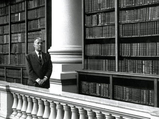 O escritor Jorge Luis Borges, na antiga sede da Biblioteca Nacional (Foto Arquivo)