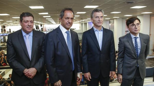 O vice-governador de Buenos Aires, Gabriel Mariotto, o candidato governista, Daniel Scioli, o opositor, Mauricio Macri, e o publisher Jorge Fontevecchia (Foto Perfil)