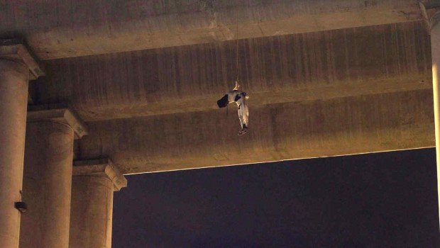 Corpo de homem morto, em ponte da capital mexicana (Foto Reuters)