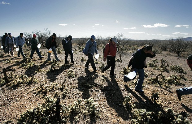 Imigrantes ilegais mexicanos cruzando a fronteira (Foto Reuters) 