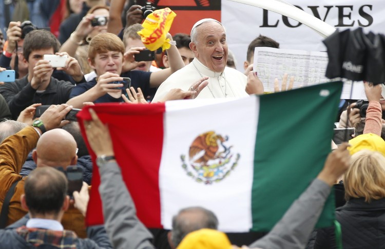 O papa Francisco, no Vaticano, com bandeira do México (Foto Reuters)