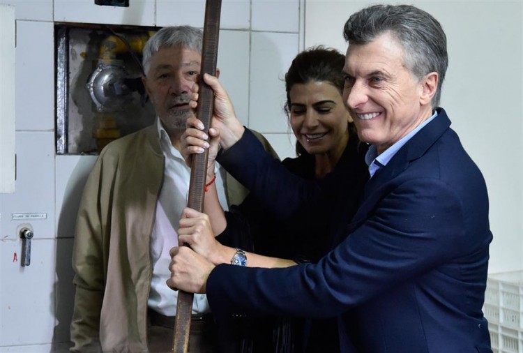 Macri prepara um "locro", com a mulher, Juliana Awada (Foto La Nación)