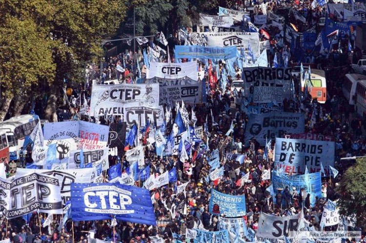 Sindicalistas marcham contra o presidente Macri (Foto Clarín)