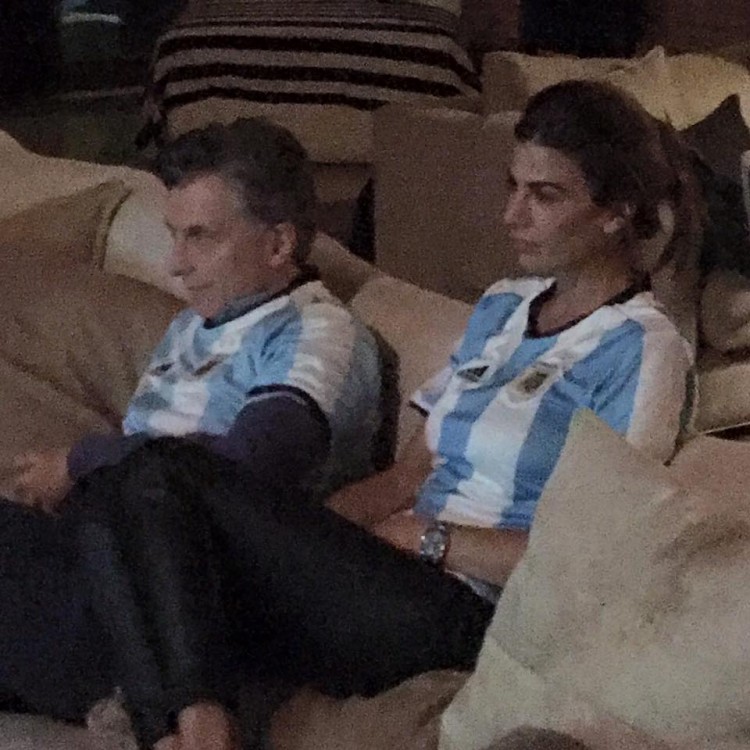 Macri e a mulher, Juliana Awada, vendo jogo da seleção argentina (Foto Reprodução)