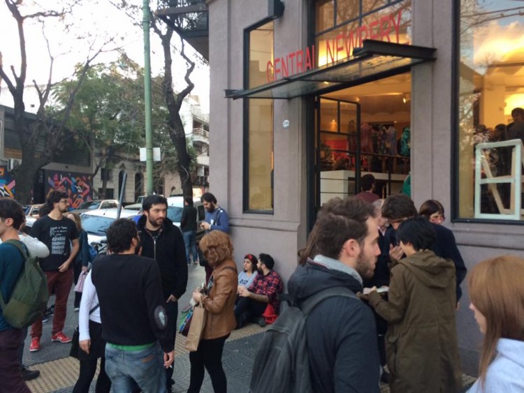 Pessoas se aglomeram na esquina, na entrada da feira (Foto Sylvia Colombo)